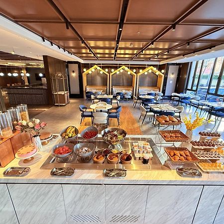 Hilton Garden Inn Beijing Guomao Экстерьер фото