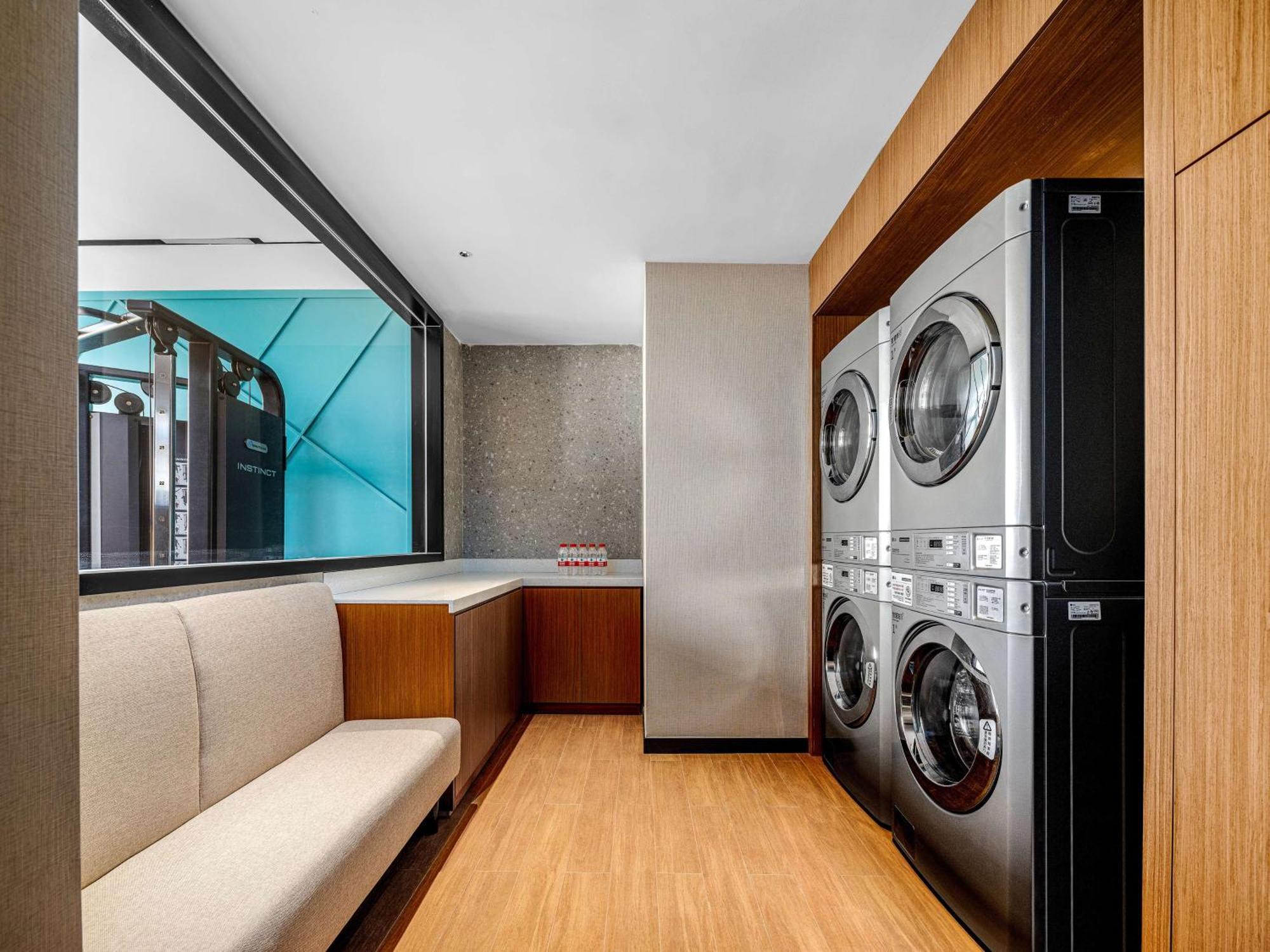 Hilton Garden Inn Beijing Guomao Экстерьер фото