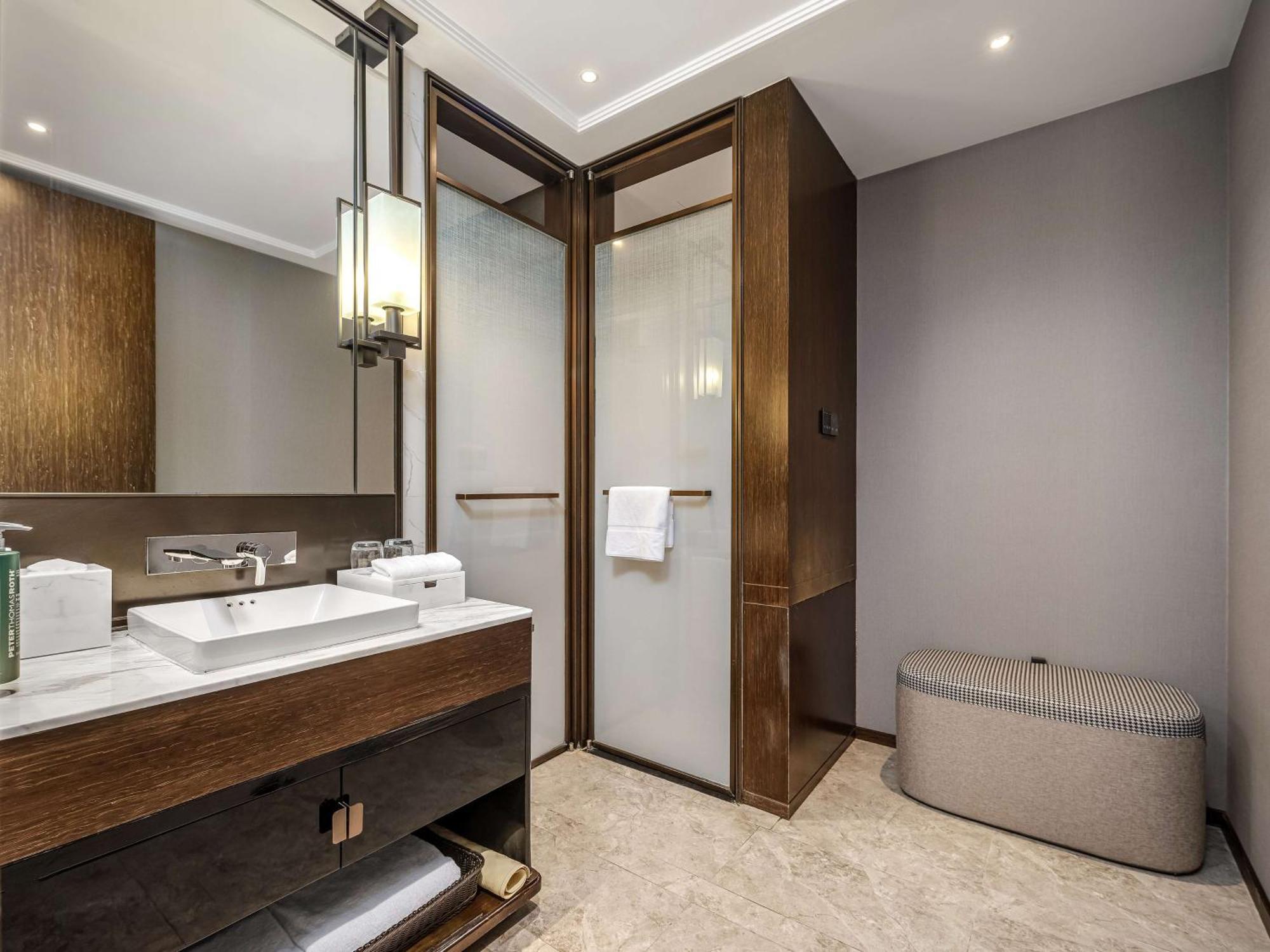 Hilton Garden Inn Beijing Guomao Экстерьер фото