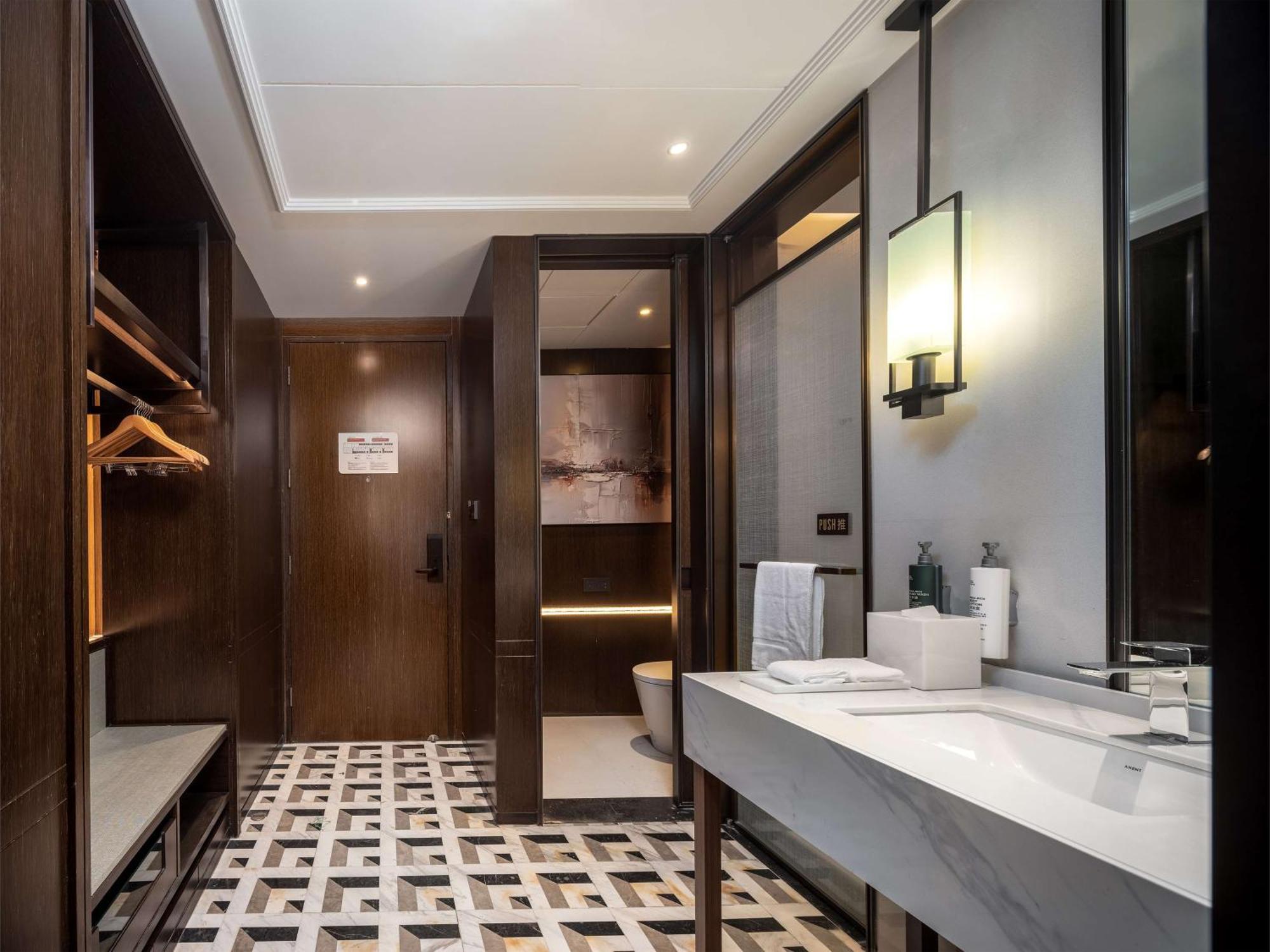 Hilton Garden Inn Beijing Guomao Экстерьер фото