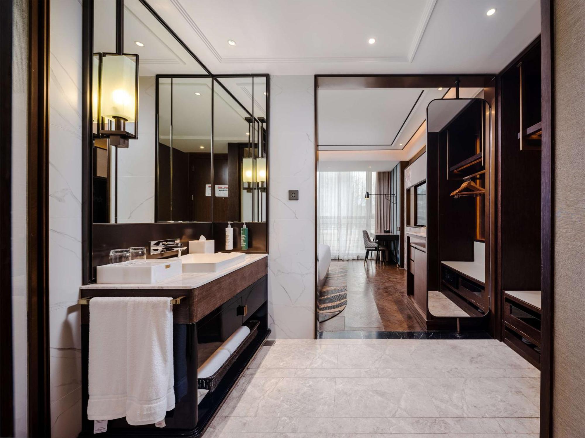 Hilton Garden Inn Beijing Guomao Экстерьер фото
