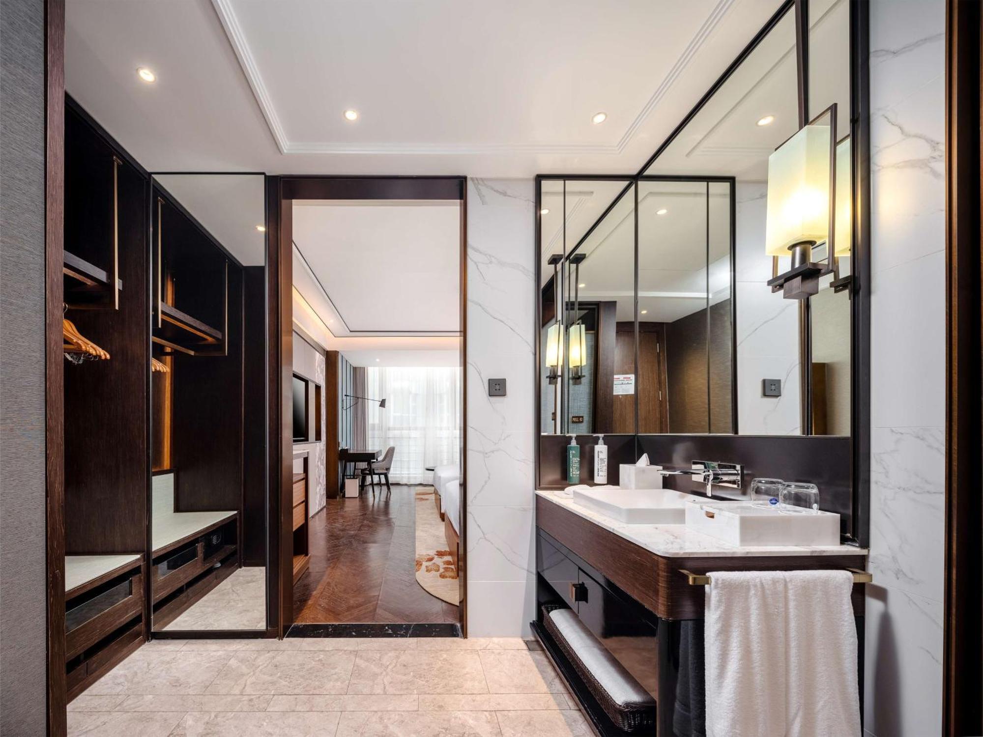 Hilton Garden Inn Beijing Guomao Экстерьер фото