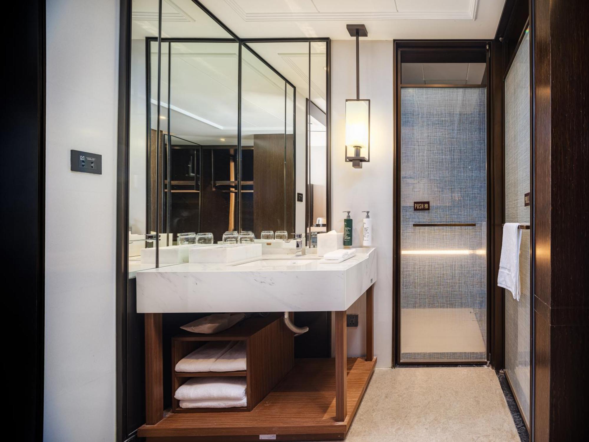 Hilton Garden Inn Beijing Guomao Экстерьер фото