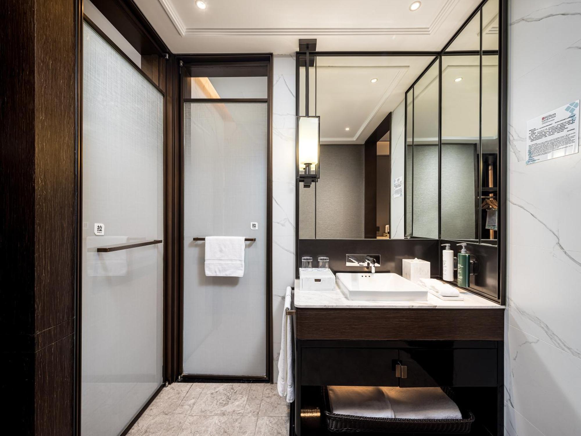 Hilton Garden Inn Beijing Guomao Экстерьер фото